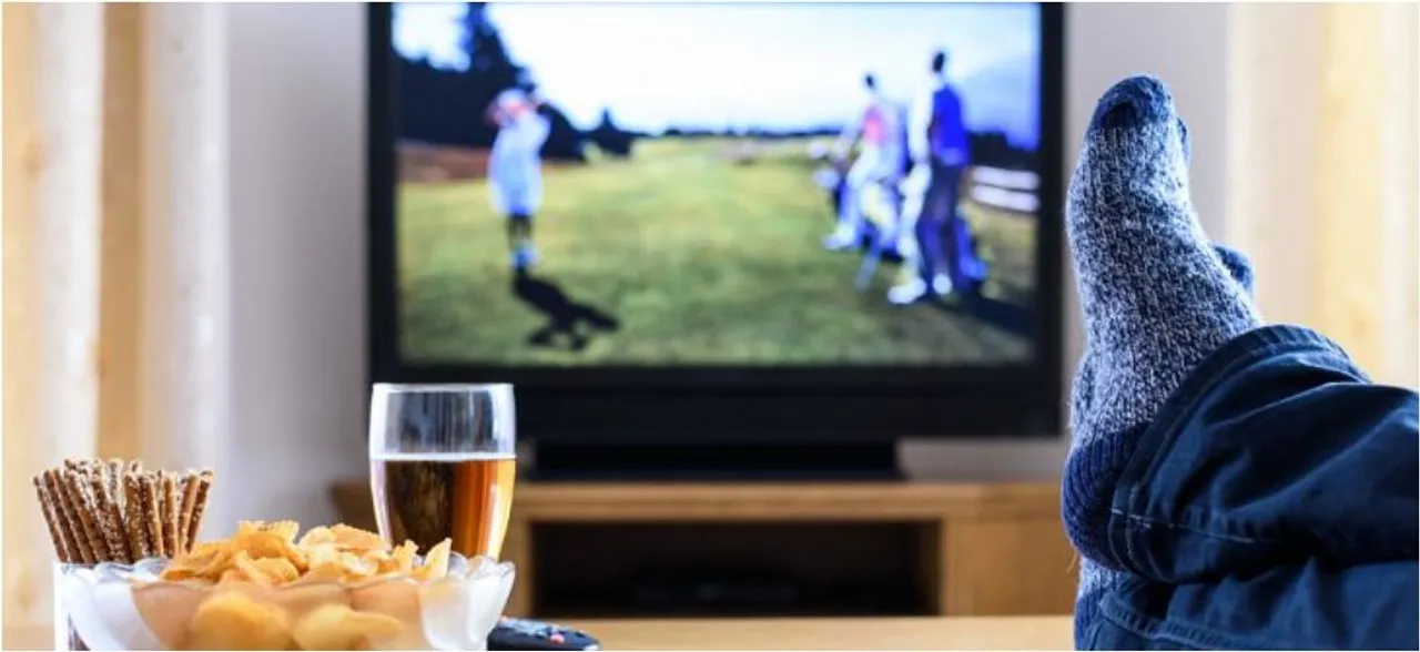  Watching TV while eating unhealthy snacks ups heart disease, diabetes risk in teens