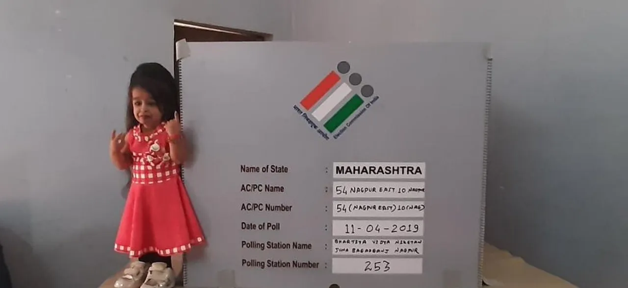 Lok Sabha Polls 2019: World's shortest woman, Jyoti Amge casts vote in Nagpur