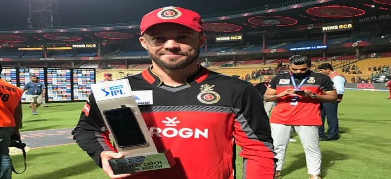 WATCH â€“ AB de Villiers hits a one-handed six out of the M Chinnaswamy stadium