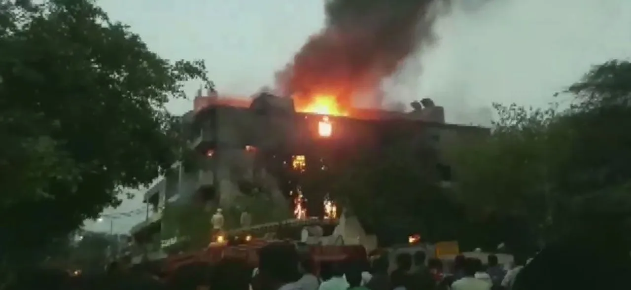 Massive fire breaks out at factory in Delhiâ€™s Shahdara, 26 fire tenders at spot 