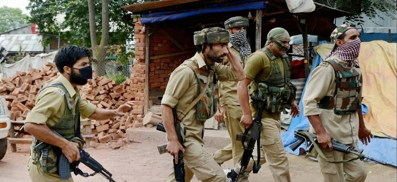 Gunfight breaks out near police post in Srinagar's Chanpora, cop injured  
