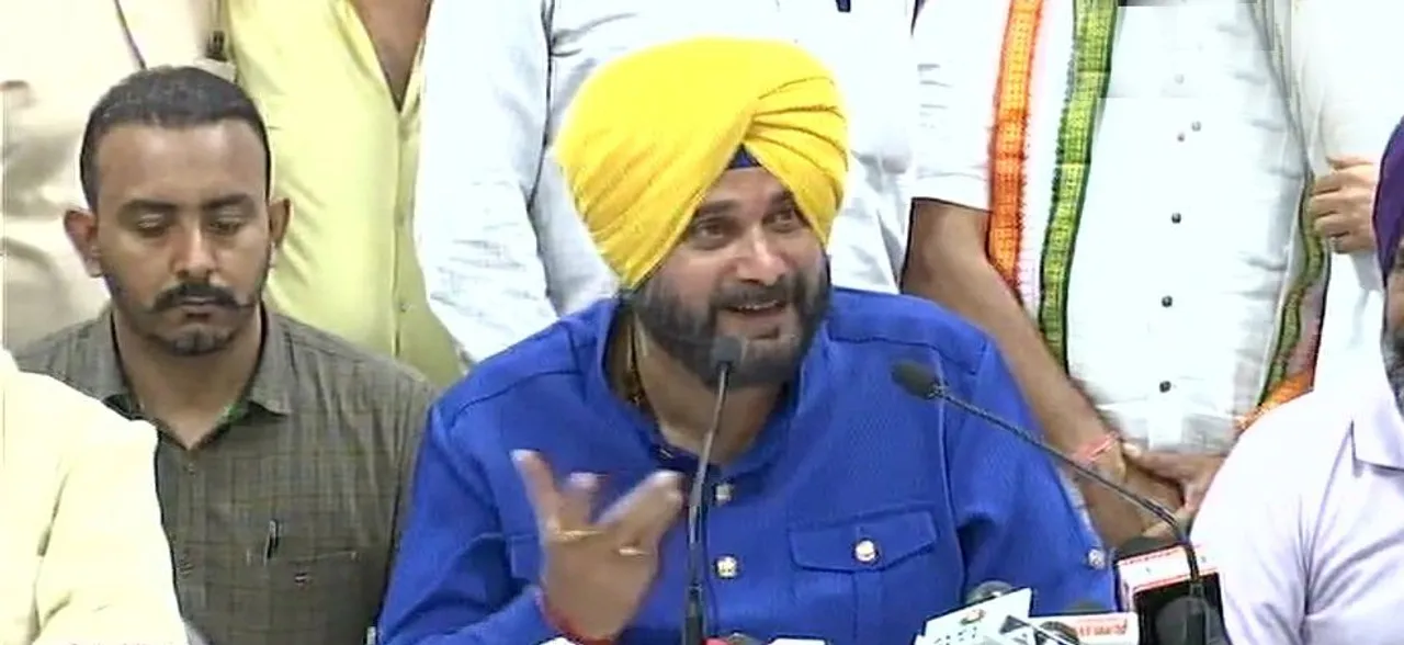 One wrong vote can make your child 'chaiwala', â€˜pakodewalaâ€™: Navjot Sidhu's dig at PM Modi 