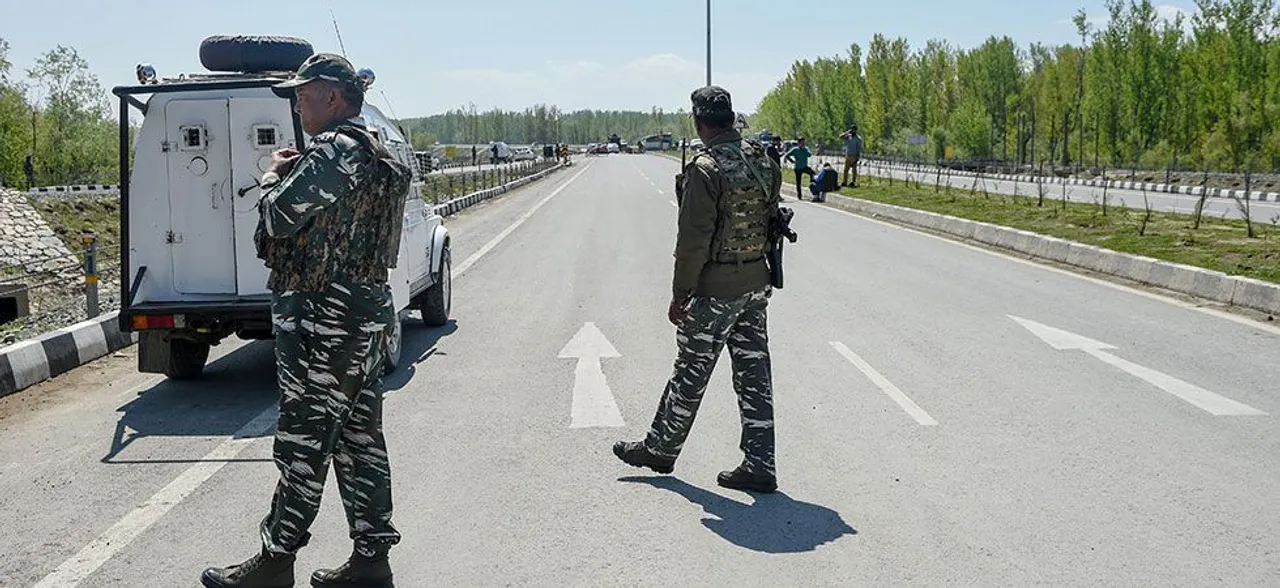 JK administration withdraws restriction on civilian traffic movement on Srinagar-Baramulla