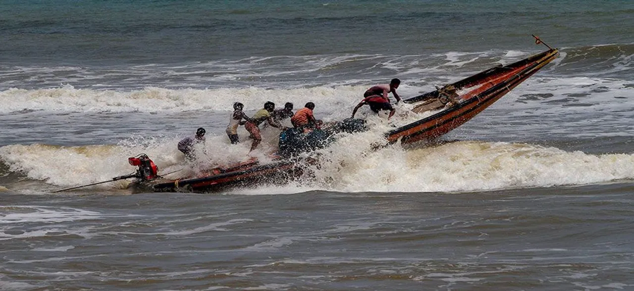 Cyclone Fani to hit Odisha on Friday; 8 lakh to be evacuated, NAVY, NDRF put on standby