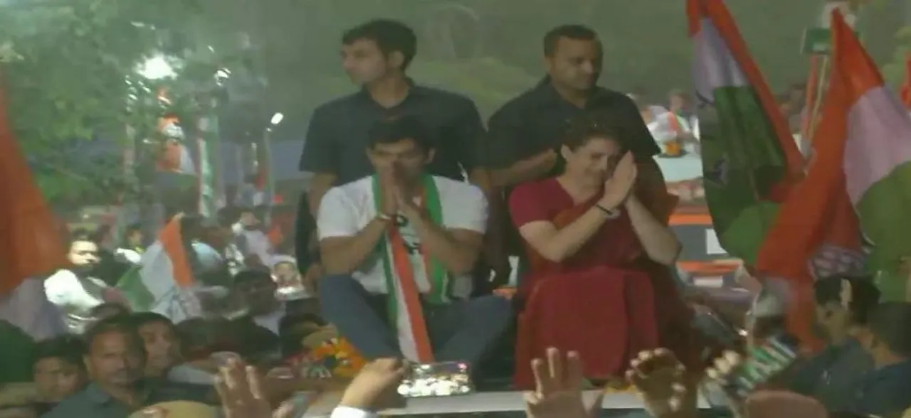 Lok Sabha Polls | Priyanka Gandhi holds roadshow with Vijender Singh in Dakshinpuri