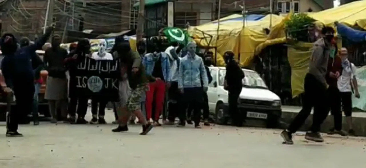 Kashmir: Clashes rock Nowhatta post Friday prayers, protesters seen with ISIS flag 