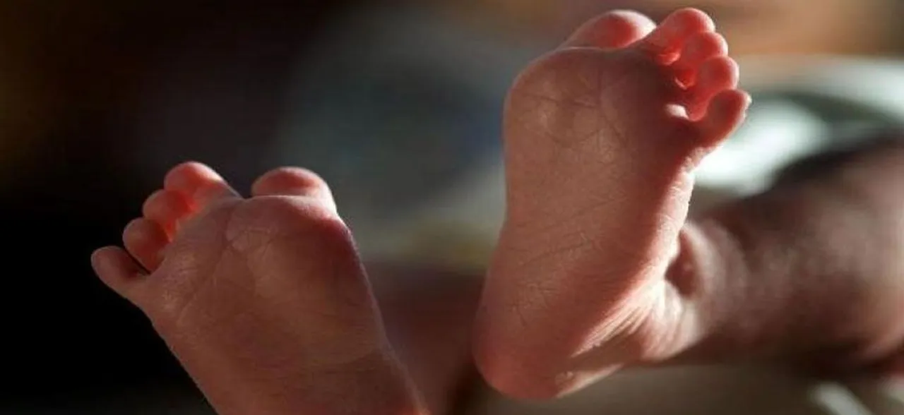 â€˜Shakiraâ€™ delivers baby on moving train  