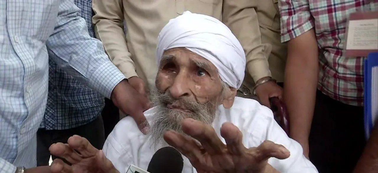 111-year old Bachan Singh, the oldest voter in Delhi casts vote