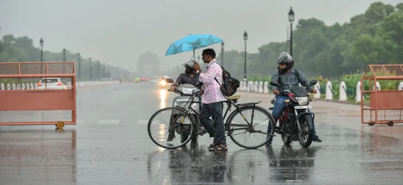 MeT issues fresh warning for thunderstorm in Delhi, rain lashes parts of capital city