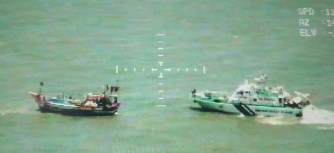 Pakistani boat, carrying 192 packets of narcotic substances, captured by Indian Coast Guard