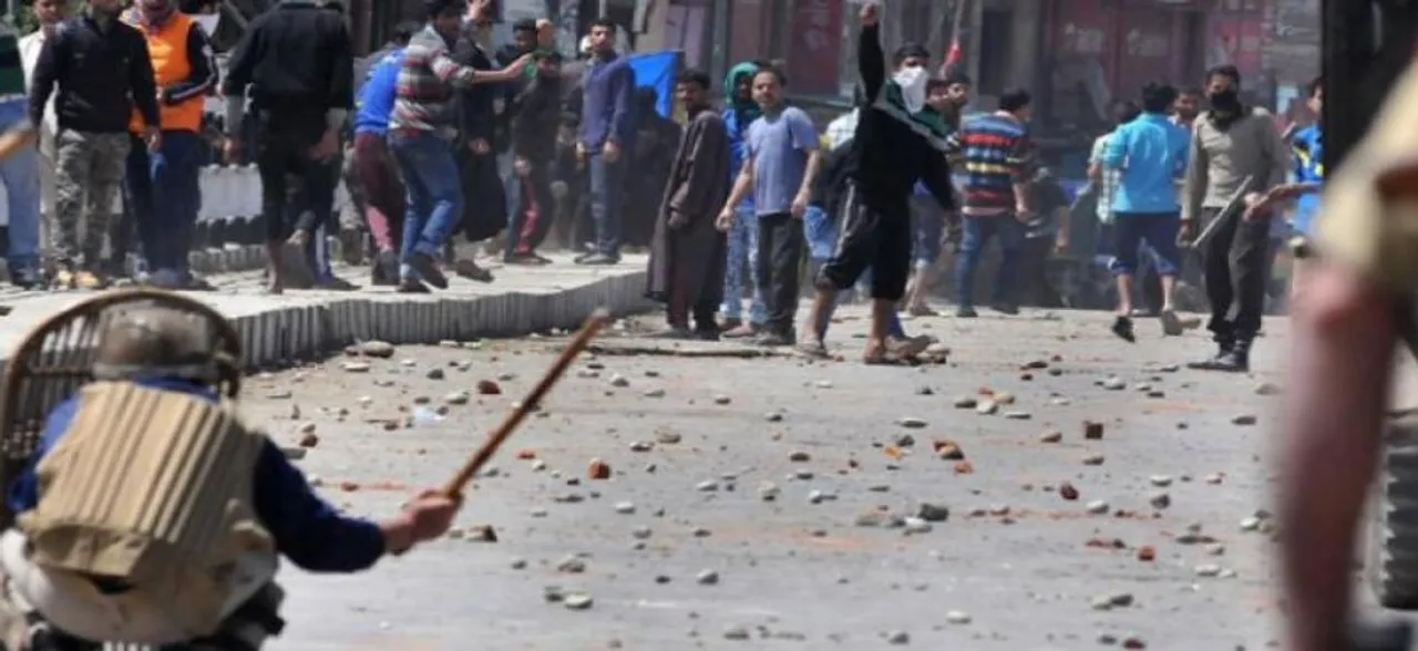 Clashes erupt between Ganderbal college students, security forces over killing of Zakir Musa