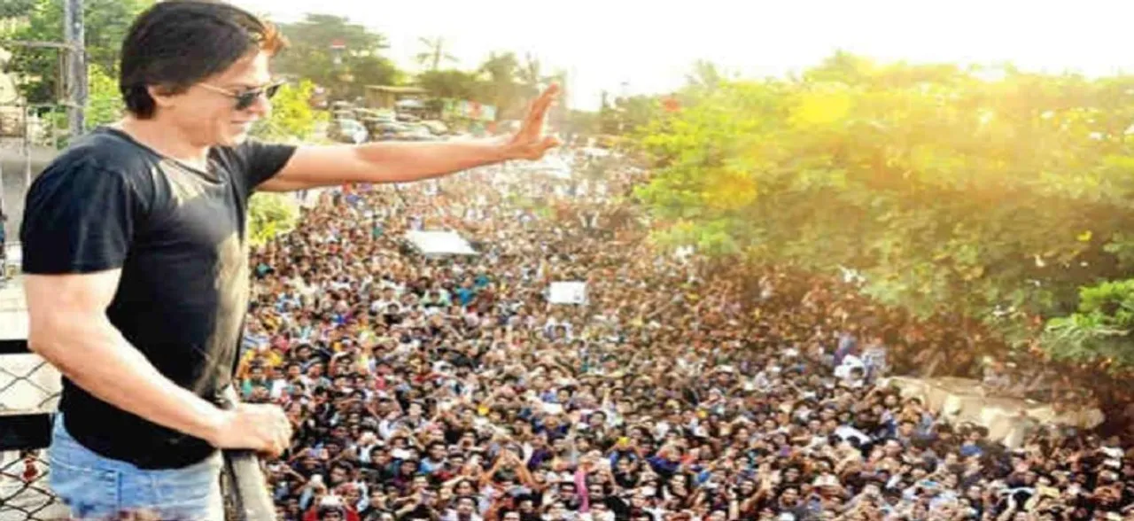 Shah Rukh Khan wishes ocean of fans outside Mannat, watch video 