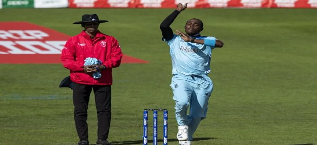 WATCH â€“ Unbelievable! Ball hits top of off stump and goes all the way to six over the keeper