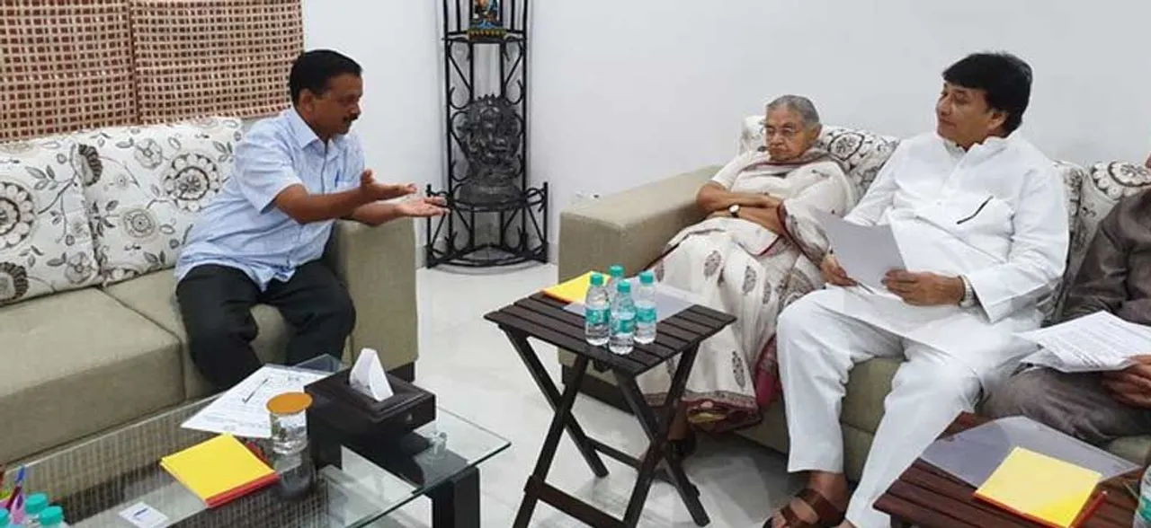 Sheila Dikshit meets Delhi Chief Minister Arvind Kejriwal over power, water issues