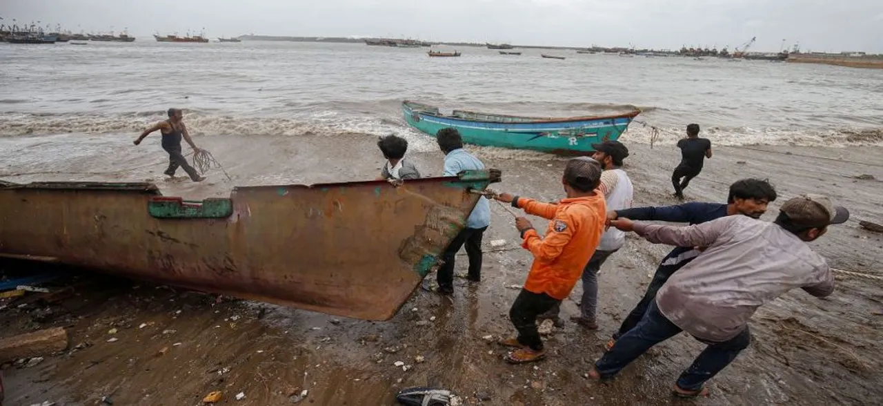 Cyclone Vayu: Rajnath Singh reviews Navyâ€™s preparedness along Maharashtra, Gujarat coast 
