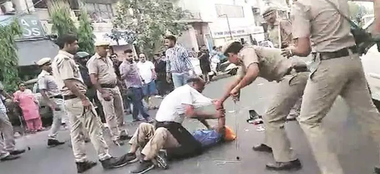 Video: Delhi policemen beat tempo driver black and blue, suspended