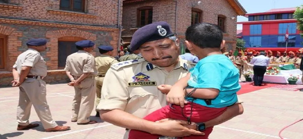 Emotional SSP Srinagar carries son of slain SHO Arshad Khan in lap during wreath-laying ceremony