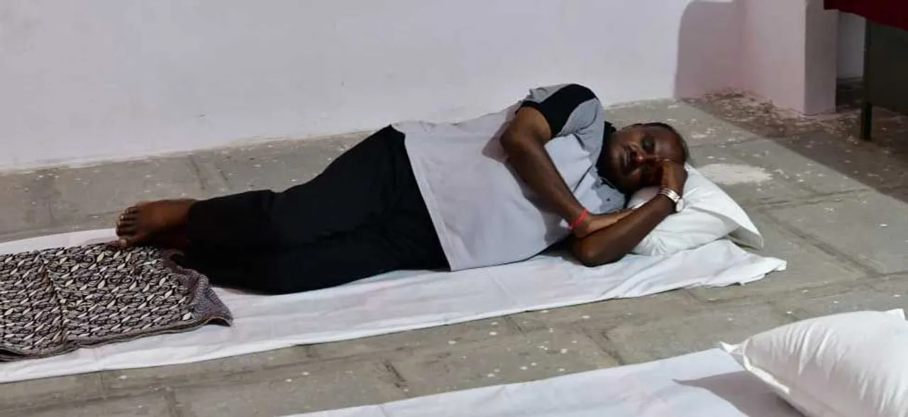 HD Kumaraswamy sleeps on floor during village visit, denies reports of 5-star treatment