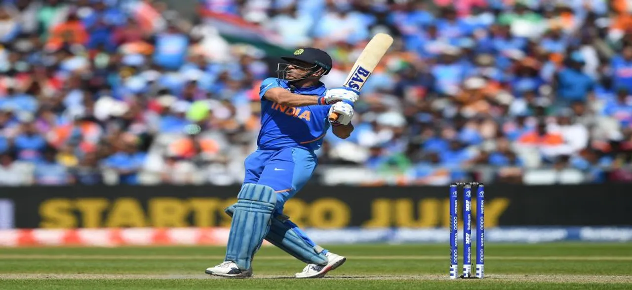 MS Dhoni knows exactly what to do: Virat Kohli brushes aside queries of slow batting