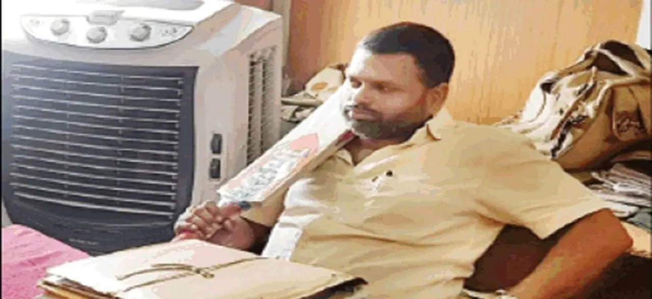 Now, BJYM leader reaches municipality office with a bat â€˜to send a messageâ€™