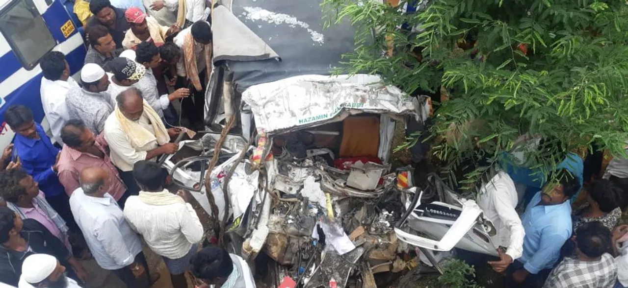 11 killed in bus, auto head-on collision in Karnatakaâ€™s Chikkaballapura 
