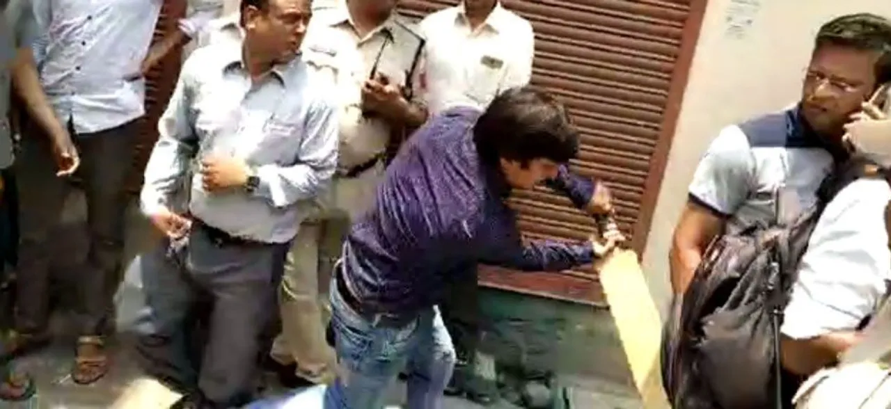BJP issues notice to Akash Vijayvargiya for beating municipal officer with bat