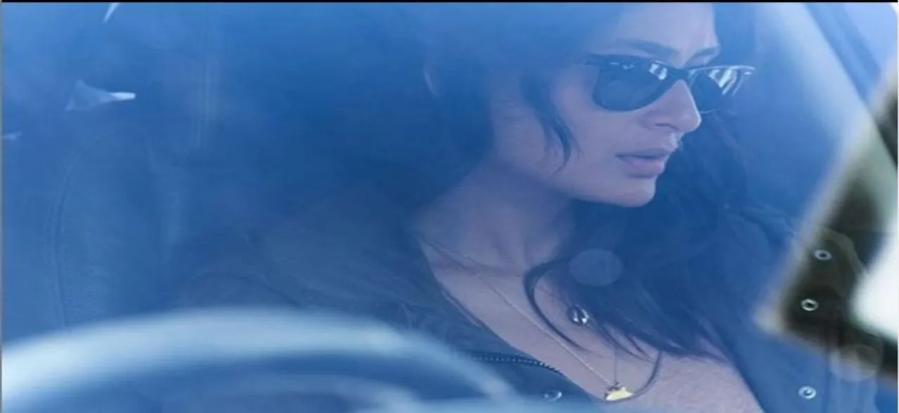 Kareena Kapoor looks smashing as tough cop in Angrezi Medium