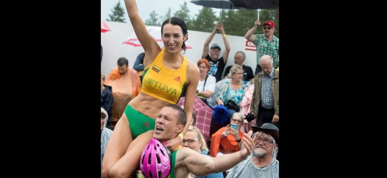 Couple wins World Wife-Carrying Championship for second straight year, the prize is UNBELIEVABLE!