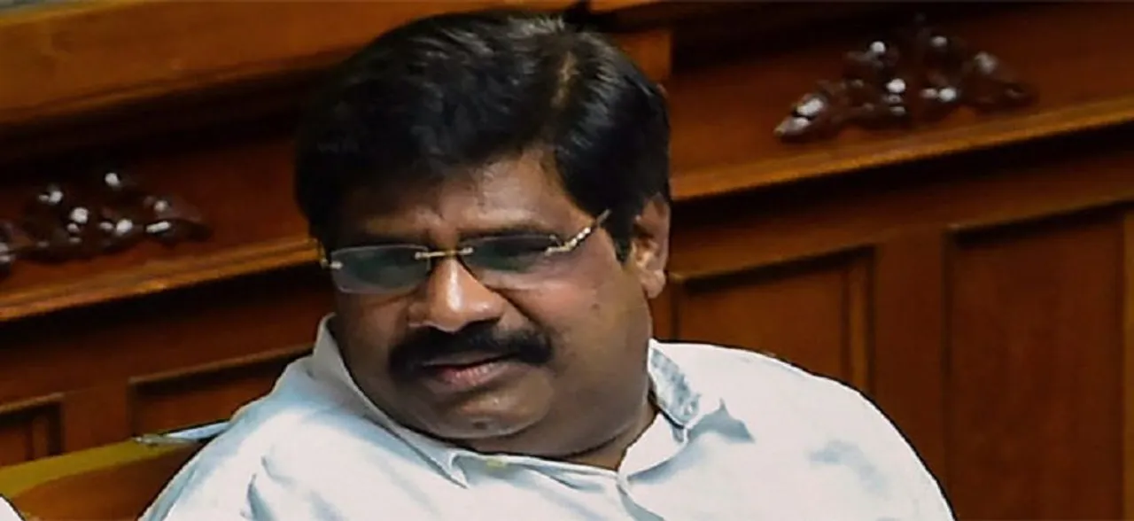 Karnataka independent MLA H Nagesh reaches Mumbai after resigning 