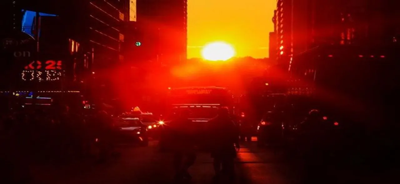 Huge power outage plunges Manhattan into darkness