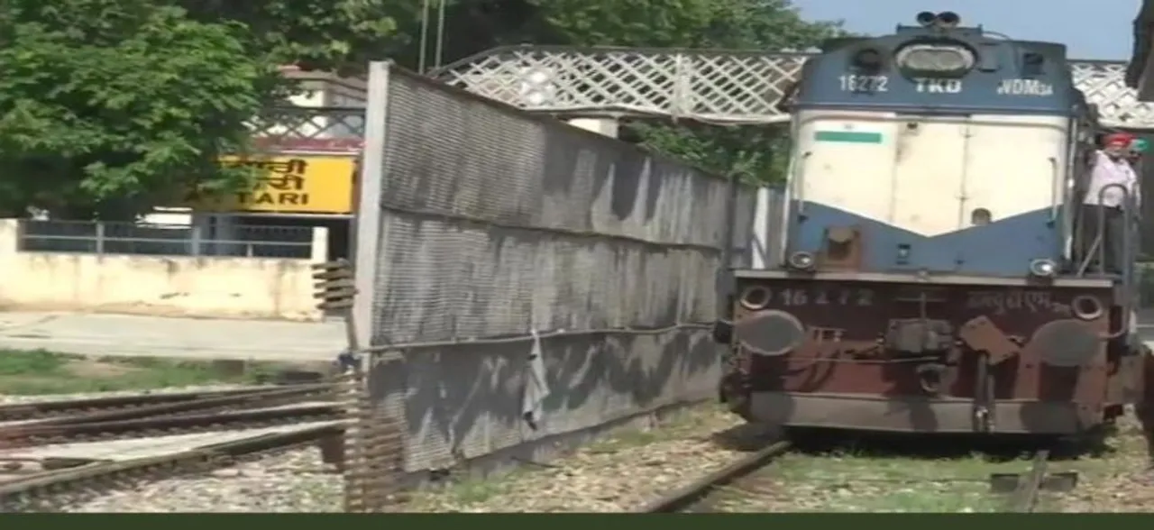 Pakistan 'permanently' stops Samjhauta Express train services, bans Bollywood movies