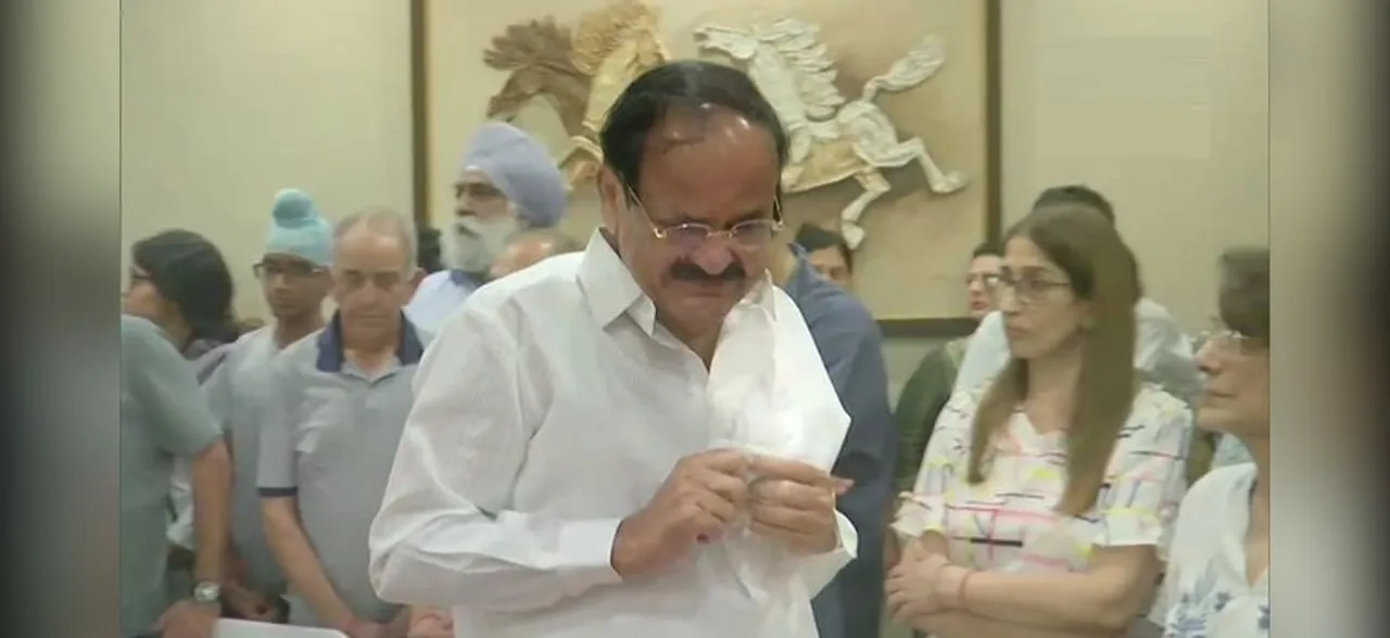 Vice President Venkaiah Naidu pays tribute to Arun Jaitley at his residence