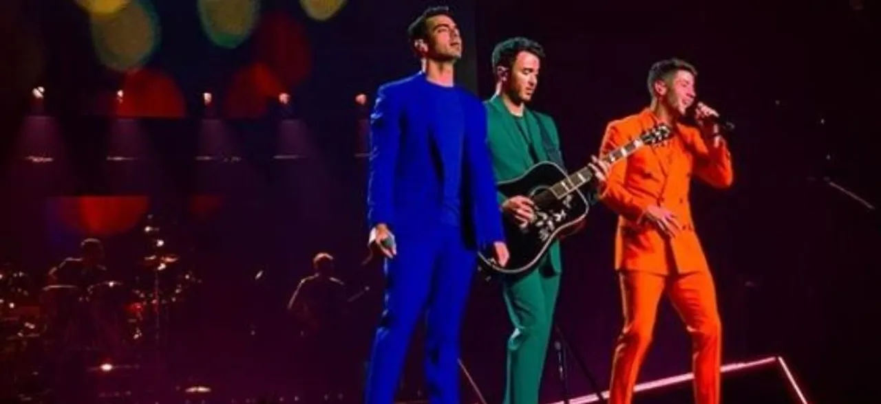 Priyanka Chopra's teenager-like gesture on Nick Jonas's viral VMA pic is making internet go awww