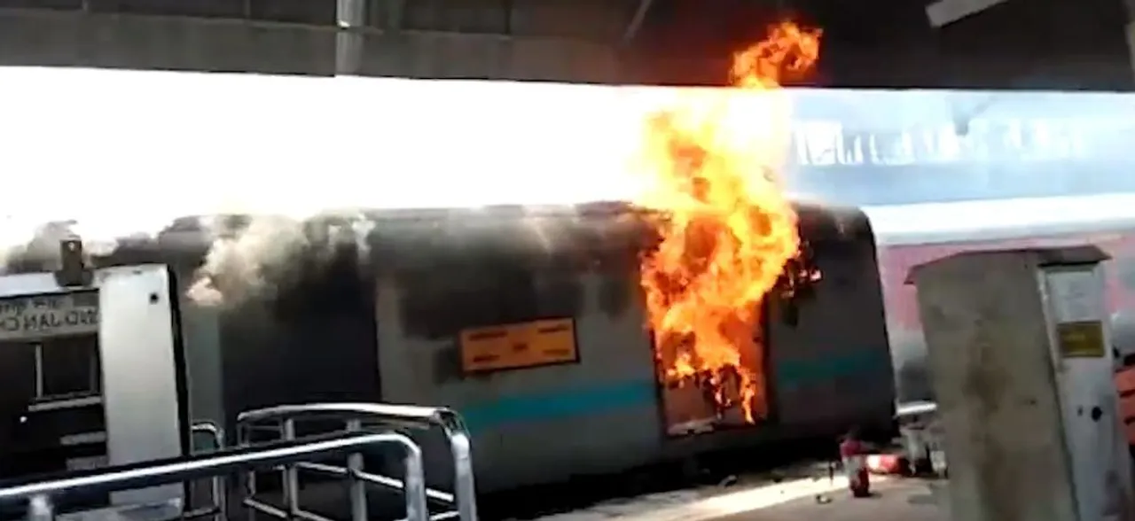 Watch: Fire Breaks Out In Chandigarh-Kochuvalli Express At New Delhi Railway Station