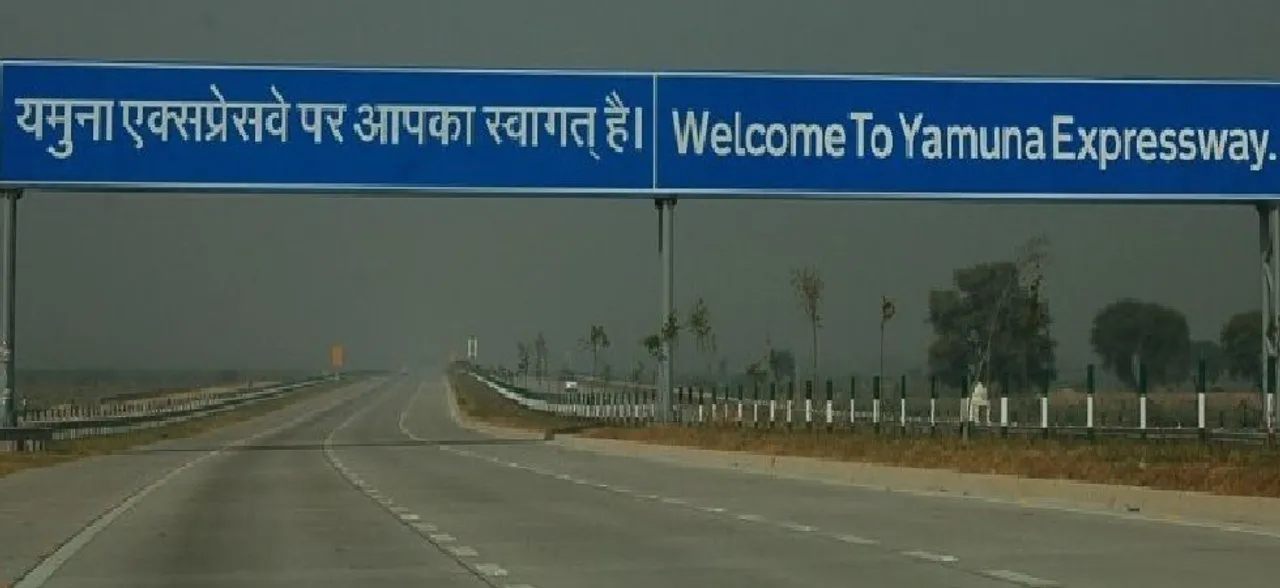 2 Killed, 20 Injured As Delhi-Bound Bus Rams Into Truck On Yamuna Expressway