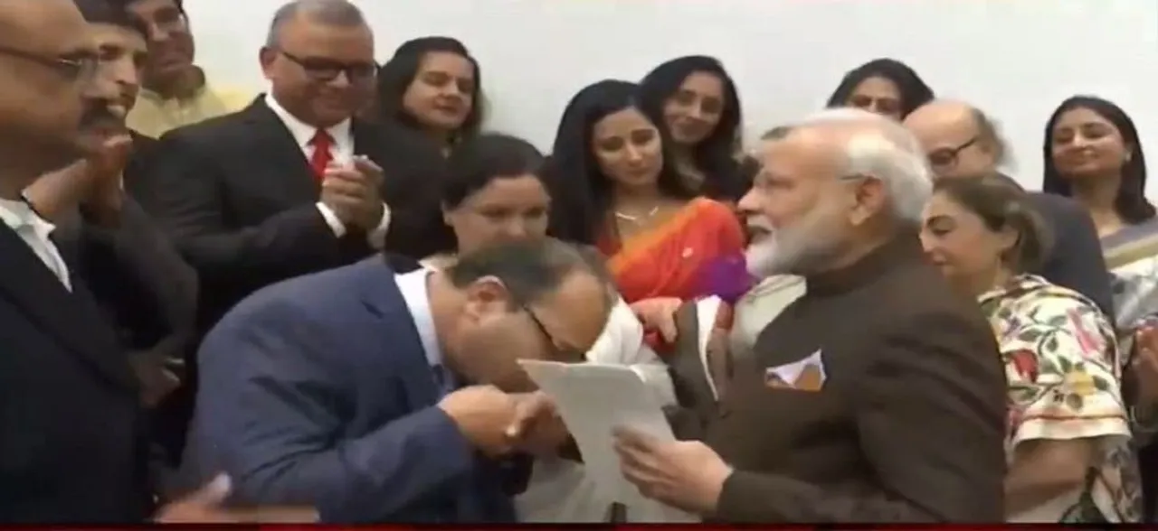 PM Modi Meets Kashmiri Pandits In Houston, Assures Of 'Building New Kashmir'