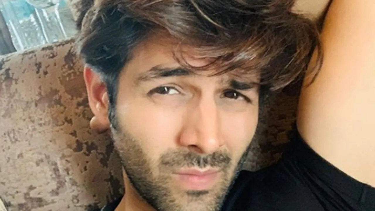  WATCH: Kartik Aaryan's Fan Go Down On Knees; Actor's Reaction Will Melt Your Heart