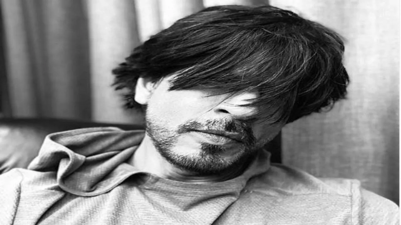 Shah Rukh Khan's Doppelganger Spotted! Internet is Going Bonkers On This Jordan Photographer  
