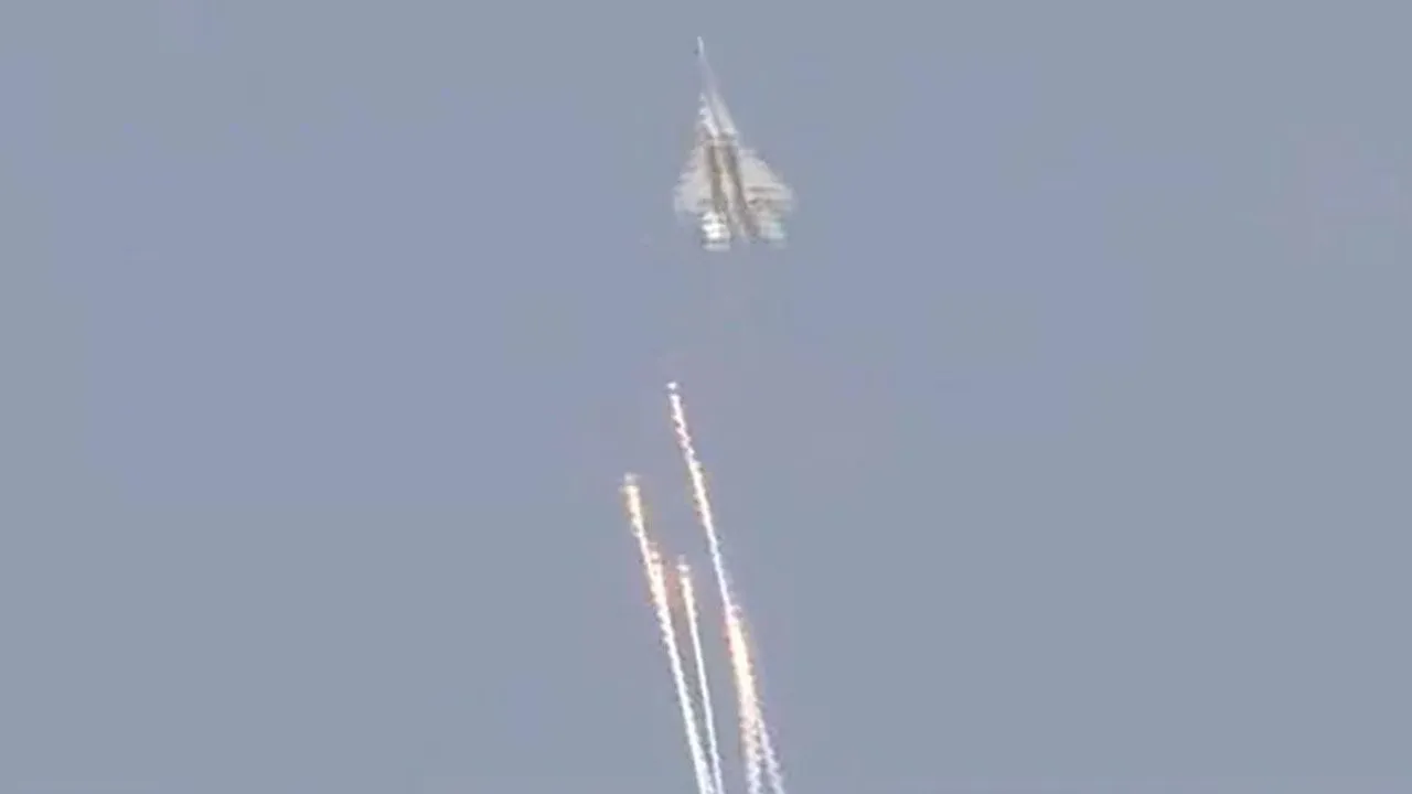 Sukhoi Aircraft Performs Vertical Charlie Manoeuvre In Salute To IAF Chief RKS Bhadauria