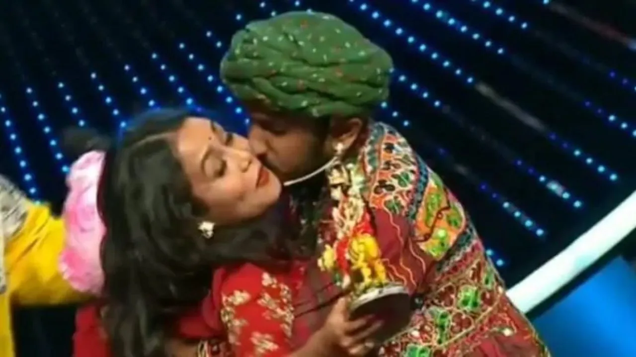  Indian Idol 11: Neha Kakkar Gets Forcibly Kissed By Contestant; Netizens React Strongly
