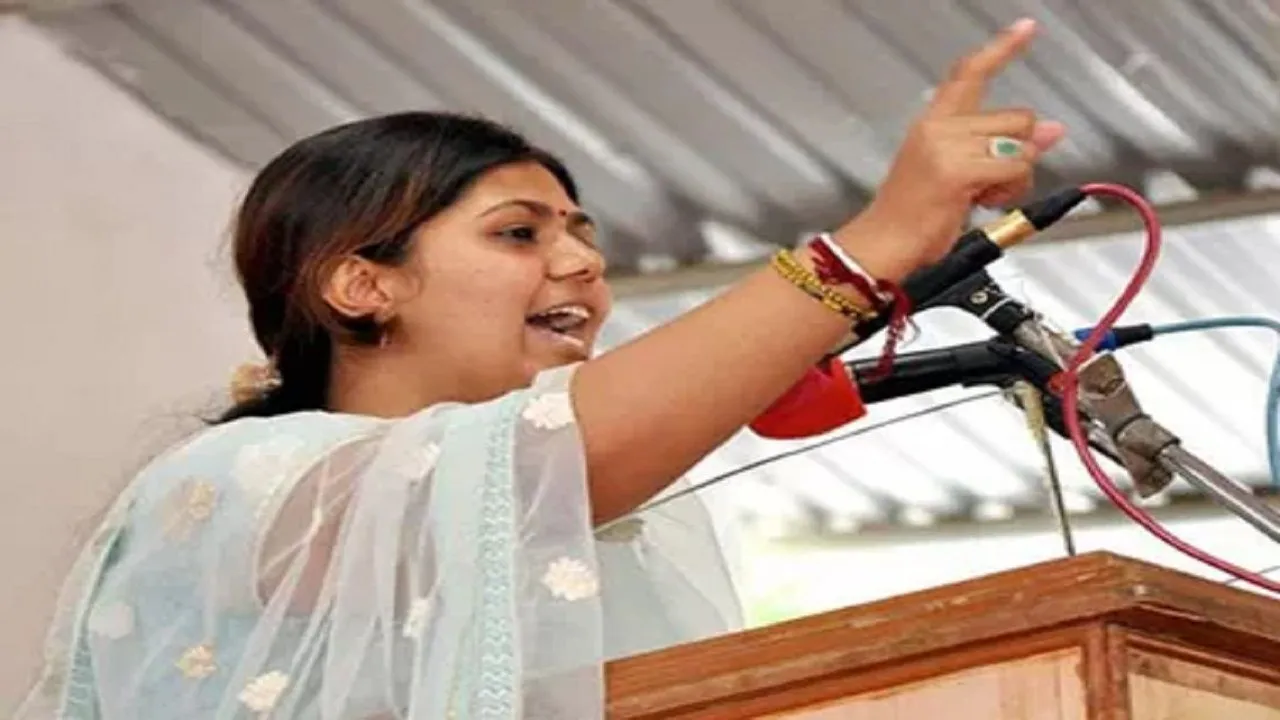 Maharashtra Minister Pankaja Munde Faints During Rally