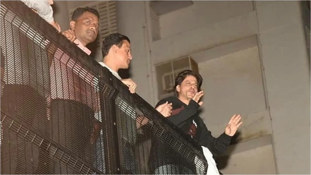 Shah Rukh Khan Greets His Fans Outside Mannat On His 54th Birthday, See PHOTOS