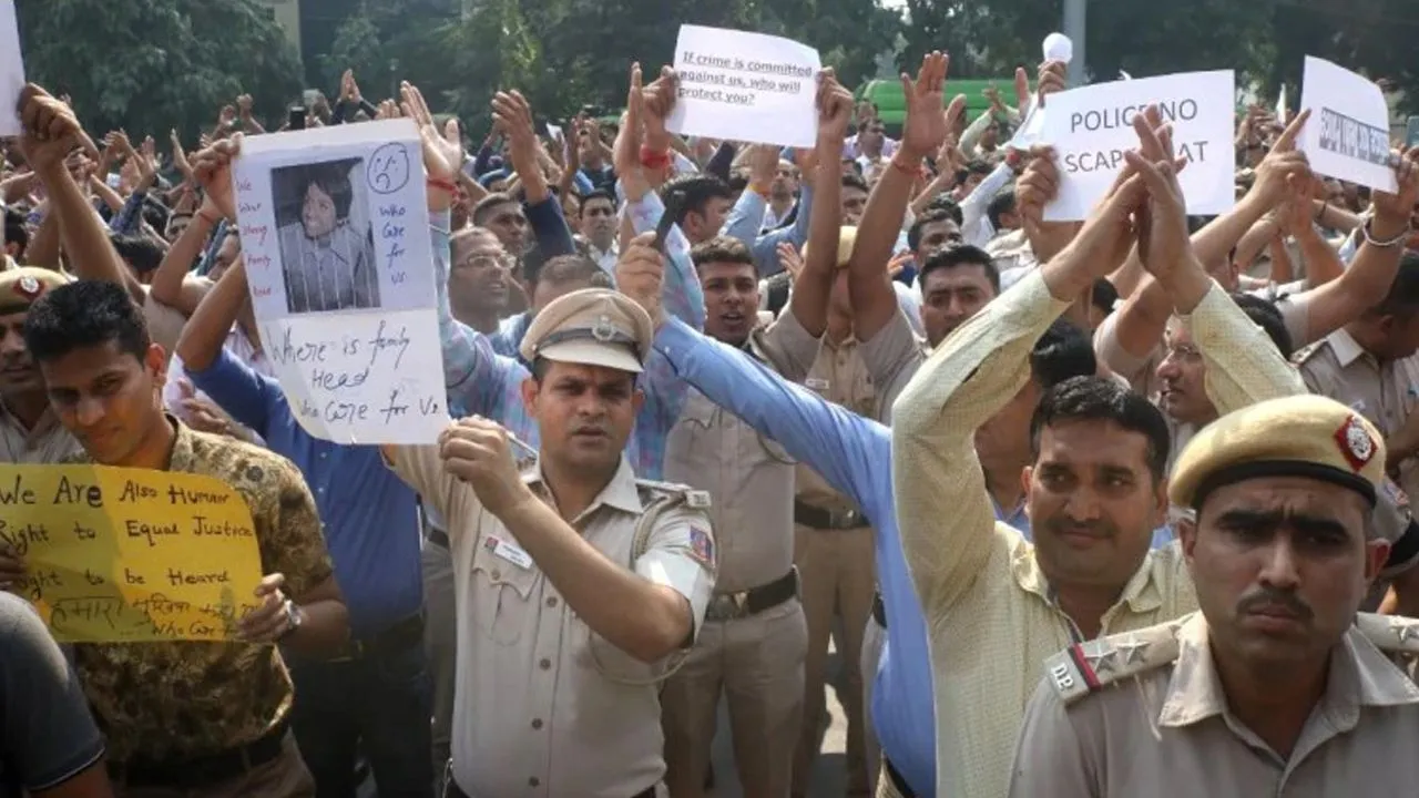 â€˜Your Grievances Will Be Heard, Demands Will Be Fulfilledâ€™, Says Joint CP To Protesting Cops
