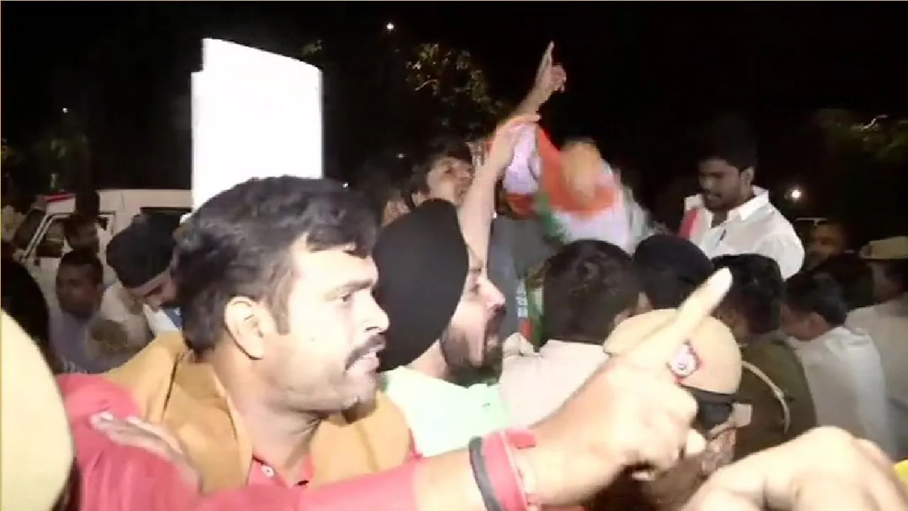 Congress Protests Outside Amit Shah's Residence After Removal Of Gandhi Family's SPG Security