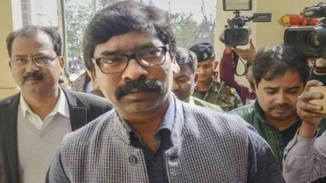 A Day After RJD Snub, JMM's Hemant Soren Meets Lalu In Hospital