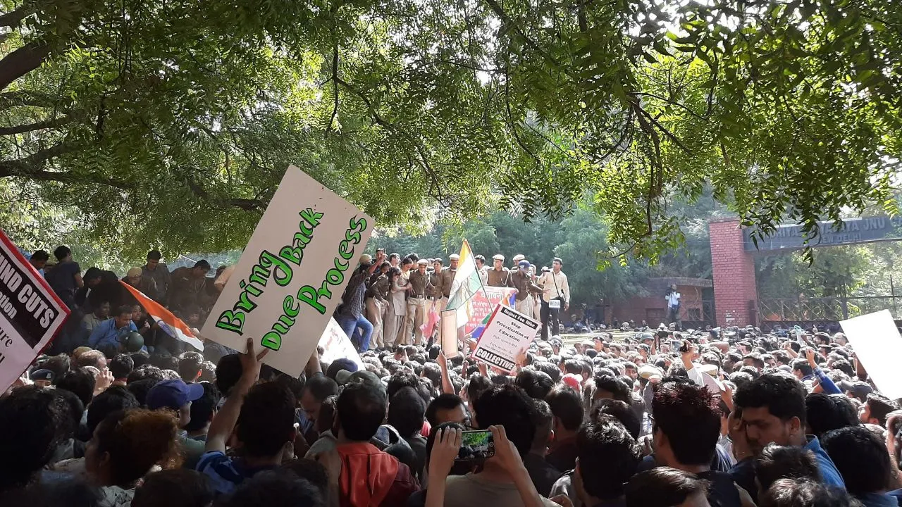JNU Showdown: Protesting Students Break Police Barricades, Clashes Near Ber Sarai 