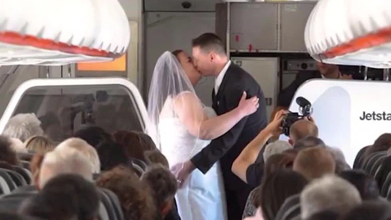 Love Is In Air! New Zealand Woman And Australian Man Exchange Vows 34,000 Feet In Flight; Watch Video