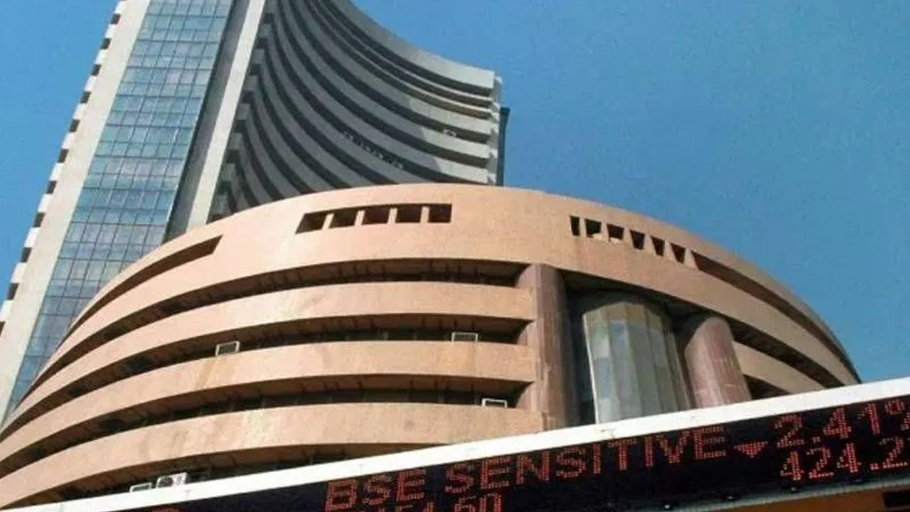 Sensex Ends 216 Points Lower, IT Stocks Fall
