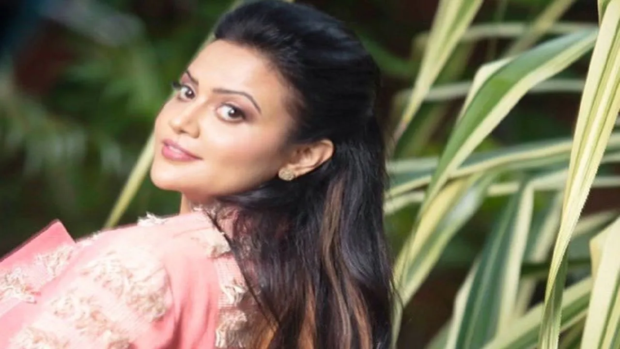 'Will Return And...': Amruta Fadnavis' Peotic Reaction On Husband's Resignation