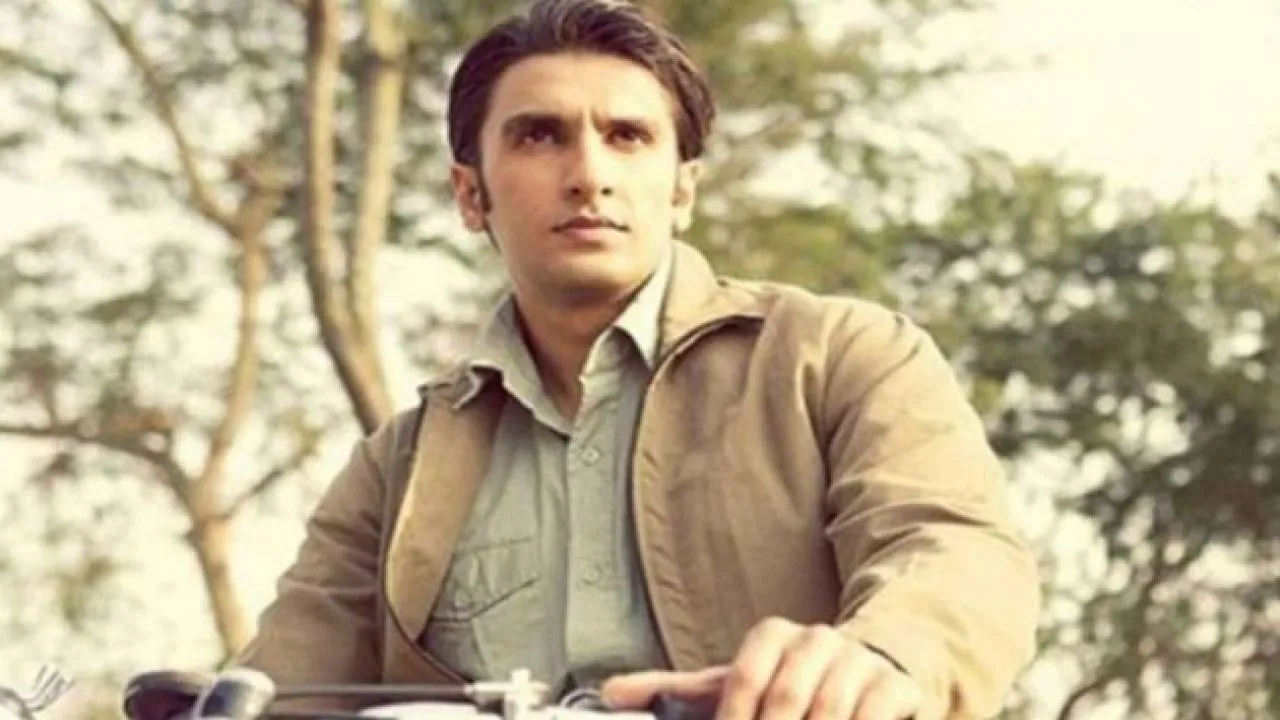 WHAT! Ranveer Singh Used To Staple His Stomach To Display Pain On Camera During Lootera Shoot!